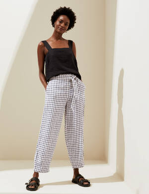 marksandspencer_SS22_len_T57_7687_balonove kalhoty s drobnou kostkou_1199Kc_modelka.jpg